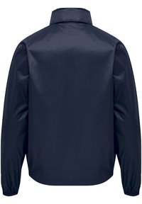 Marineblå vindjakke, let materiale, afslappet pasform, høj krave, elastiske manchetter, ingen synlig branding, glat tekstur.