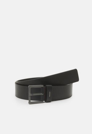 Cinto de couro preto com uma fivela metálica mate e detalhe de costura vermelha, apresentando uma textura suave e um design clássico.