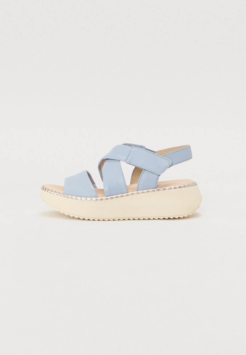 Sandales compensées en cuir bleu avec des brides croisées, semelle plateforme beige, bordure texturée et petit talon. Dispose d'une semelle extérieure en caoutchouc pour une meilleure adhérence.