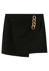 Sort indpakningsskirt med en guld kædeaccent på siden, der har plisseringer på taljen for ekstra tekstur og detaljer.