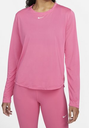T-shirt de sport à manches longues de couleur rose, fabriqué dans un matériau léger et doux, avec un col rond et un petit logo Nike blanc sur la poitrine.