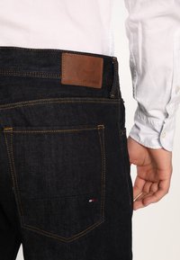 corruptie Chinese kool Schaar Tommy Hilfiger MERCER - Straight leg jeans - vintage blue/blue denim -  Zalando.co.uk