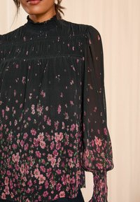 Love & Roses REGULAR FIT PRINT PLISSE - Blūze - black and pink floral