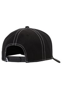 Svart baseballkeps av tyg med vit sömnad. Har en snapback-stängning och böjd skärm. Bakifrån syns knappen och ventilationshål.