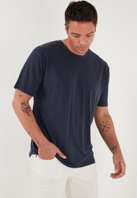 Buratti REGULAR FIT - Basic póló - indigo