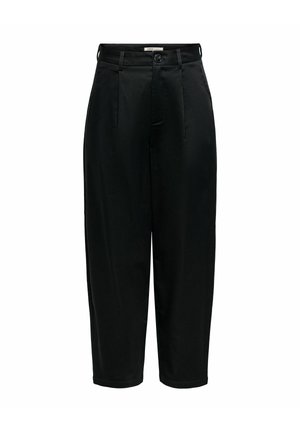 Črne hlače z visokim pasom, zožene proti spodnjemu delu, z zankami za pas, sprednjim gumbom, zadrgo in naborki na belem ozadju.