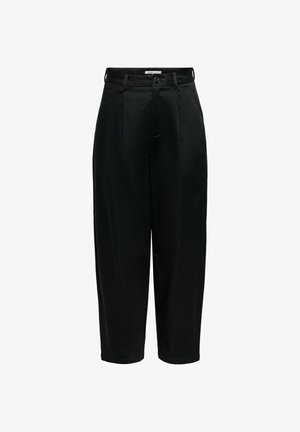 Črne hlače z visokim pasom, zožene proti spodnjemu delu, z zankami za pas, sprednjim gumbom, zadrgo in naborki na belem ozadju.