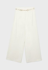 Pantalon blanc à jambes larges et taille haute avec une ceinture décorative en chaîne dorée à maillons circulaires.