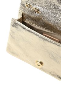 Portefeuille métallique doré en cuir texturé, doté d'un rabat, d'un accent en chaîne et d'un emplacement intérieur pour les cartes.