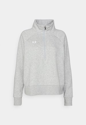 Pullover cinza de felpa com colarinho alto, fecho de quarto de zíper à frente, mangas raglan e punhos canelados. Apresenta um logotipo no lado esquerdo do peito.