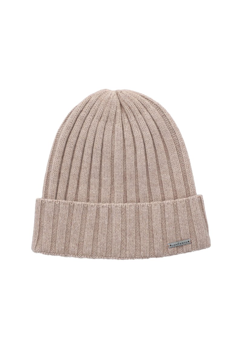 Beżowa dziana czapka z prążkowanym wzorem, z podwiniętą mankietą i małą markową metką z boku.