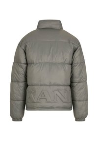 Halli puffjakker kõrge krae ja tikanditega, millel on tikkimise osad ja embosseeritud "KANI" logo hemme juures. Kerge, sile tekstuur.