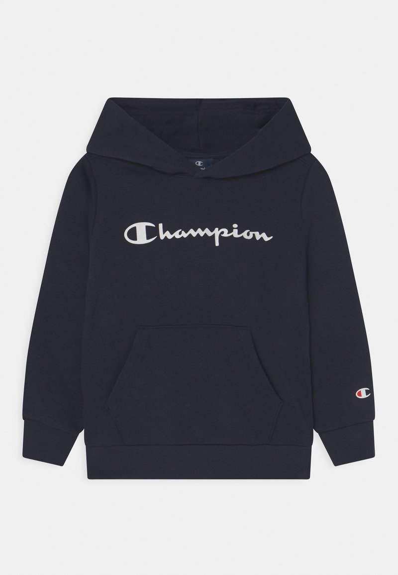 Navy sininen huppari, joka on valmistettu pehmeästä kankaasta. Siinä on edessä kengurupocket ja näyttävä valkoinen "Champion"-logo rinnassa.