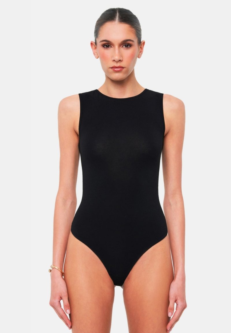 Body nero senza maniche realizzato in tessuto liscio. Caratterizzato da un collo alto e aperture per le gambe a taglio alto per una silhouette elegante.