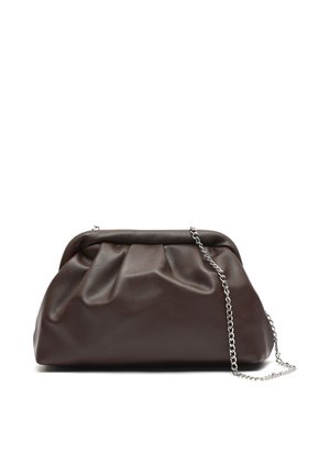 Mekana smeđa kožna mala torbica s naboranim dizajnom i srebrnim lancem kao remenom, leži na bijeloj površini.