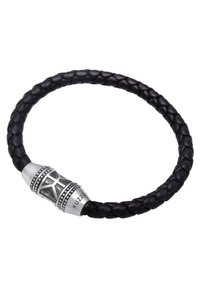 Svart flätad läderarmband med en silver cylindrisk lås med dekorativa detaljer och ingraverad text.