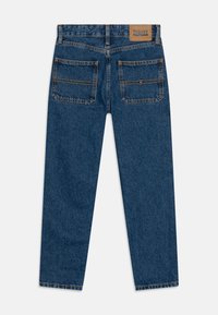 Jeans dżinsowe w ciemnoniebieskim kolorze, o prostym kroju nogawki, z podwójnymi tylkmi kieszeniami oraz brązową naszywką marki na pasku.