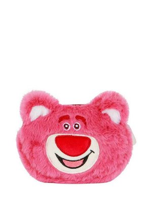 Pequeña bolsa de peluche rosa con forma de cara de oso sonriente con orejas redondeadas y una gran nariz roja sobre un fondo blanco.