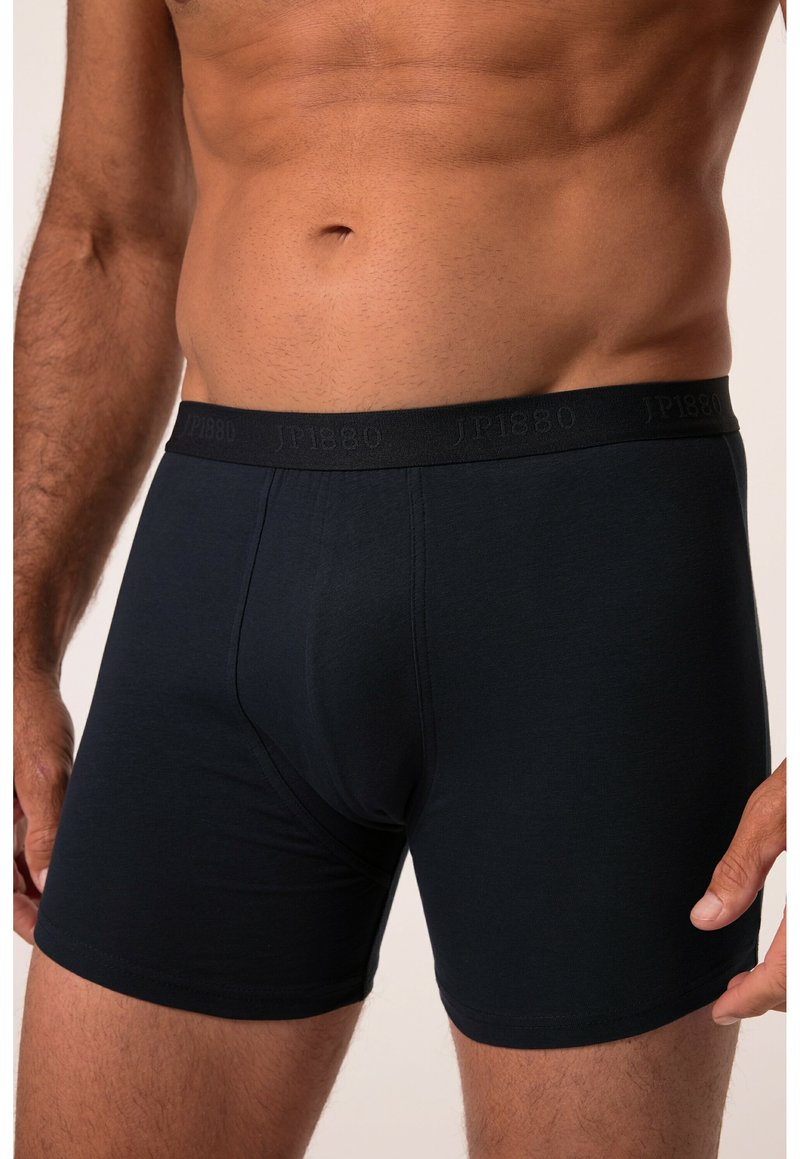 Zwarte katoenen boxershorts met een zachte elastische tailleband waarin "JP1880" is gedrukt. Slim fit ontwerp, gladde textuur en geen zichtbare patronen.