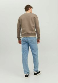 Jack & Jones JJESTAR CREW NECK - Felpa - dark brown  evergreen