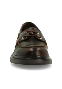 Bruine leren bootschoen met ronde neus, contrasterende stiksels, metalen oogjes en een rubberen zool, gezien van de voorkant op een witte achtergrond.