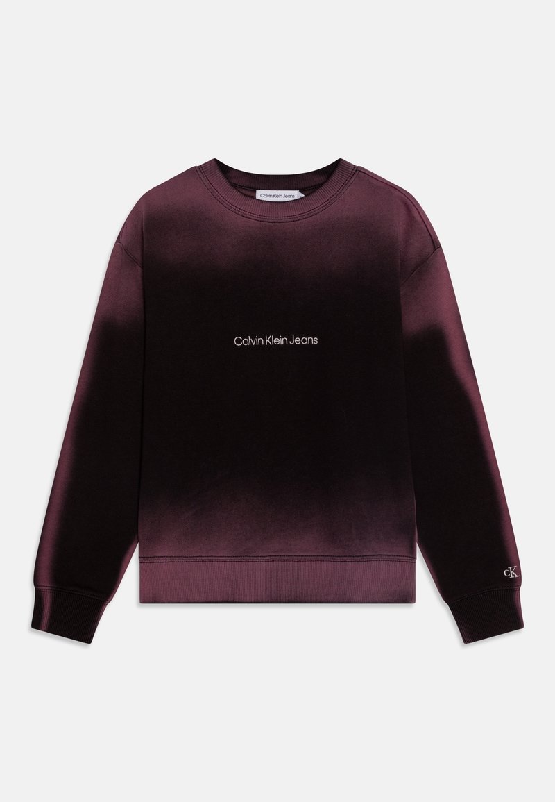 Sweat-shirt à col rond avec un dégradé marron et noir, arborant le logo « Calvin Klein Jeans » centré sur la poitrine et un petit logo « CK » sur le poignet gauche.