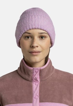 Gorra de punto de color púrpura claro con textura acanalada, que ofrece un ajuste ceñido. Combinada con una chaqueta de forro polar marrón con detalles y botones en rosa.