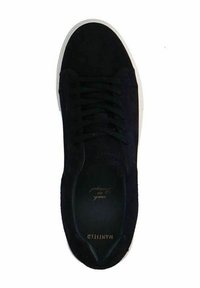 Sneaker in suede nero con lacci piatti, suola in gomma bianca, punta arrotondata e branding impresso sulla soletta. Design minimalista.