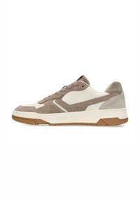 Sneakers z beżową i jasnoszarym zamszowym cholewką, białymi skórzanymi akcentami, teksturowaną gumową podeszwą oraz płaskimi sznurowadłami zapewniającymi pewne dopasowanie.