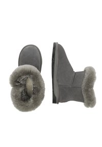 Graue Wildleder-Stiefeletten mit einem flauschigen grauen Schaffellkragen, einer abgerundeten Zehe und einer strukturierten Gummisohle für besseren Halt.