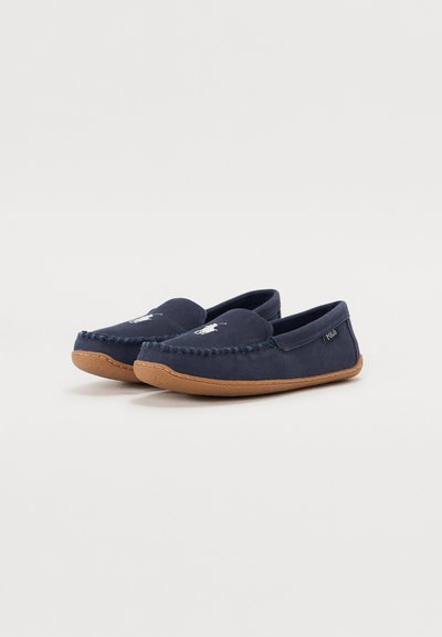 Mornarske plave slip-on mokasine od tkanine s kontrastnom smeškom gumom, sa šivenim detaljima i malim logom.