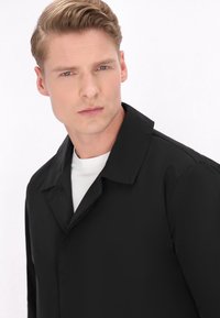 DreiMaster Korte frakker - black