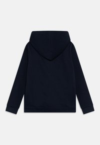 Felpa blu navy con una texture morbida, cappuccio con coulisse, maniche lunghe e un design semplice. Nessun dettaglio frontale o tasche visibili.