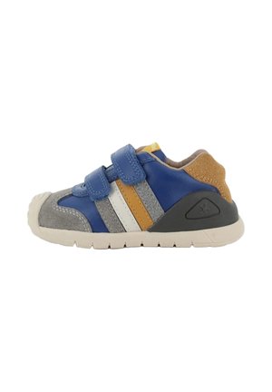 Scarpa da ginnastica per bambini con pannelli blu, grigio, giallo e bianco, due strap in Velcro blu e suola e rinforzo del tallone beige.