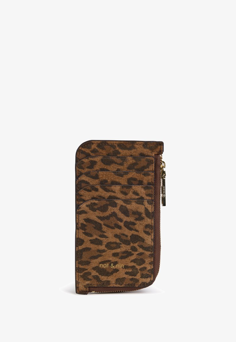 Porte-cartes à imprimé léopard marron et noir avec un compartiment zippé et quatre emplacements visibles pour cartes sur un côté.