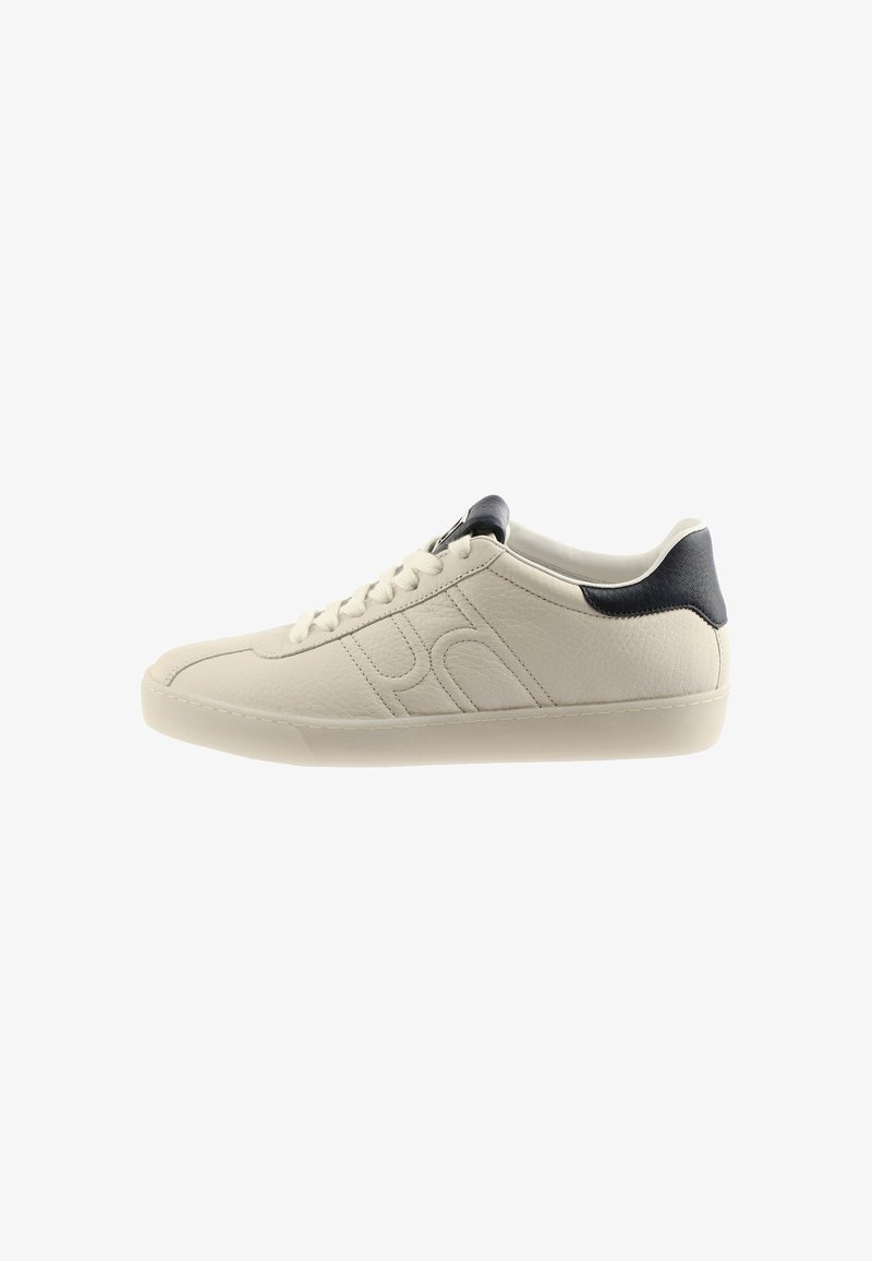 Kremowe skórzane sneakersy o gładkiej fakturze, z zaokrąglonym czubkiem, białymi sznurowadłami i granatowym akcentem na pięcie. Minimalistyczny design.