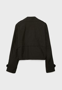 Veste noire courte avec manches longues, détail d'empiècement au dos et sangles ajustables aux manches, vue de dos sur un fond blanc.