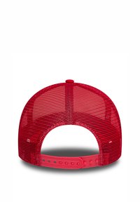 Rote Mesh-Trucker-Cap mit runder Krone, verstellbarem Kunststoffriemen hinten und glattem Knopf oben.