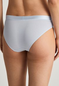 Lichtblauwe katoenen mix slipjes met een gladde textuur en een comfortabele tailleband; minimale stiksel-detail langs de randen.