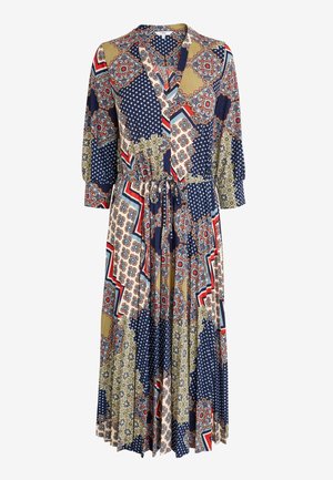 Robe longue avec motifs patchwork géométriques et floraux mélangés en marine, beige, rouge et olive, dotée d'un col en V, de manches longues et d'une ceinture à la taille.
