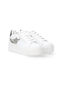 Weiße Sneaker aus glattem Lederobermaterial, mit strukturiertem Schlangenprintmuster an den Seiten, schwarzen Akzenten an der Ferse und einer dicken Sohle.