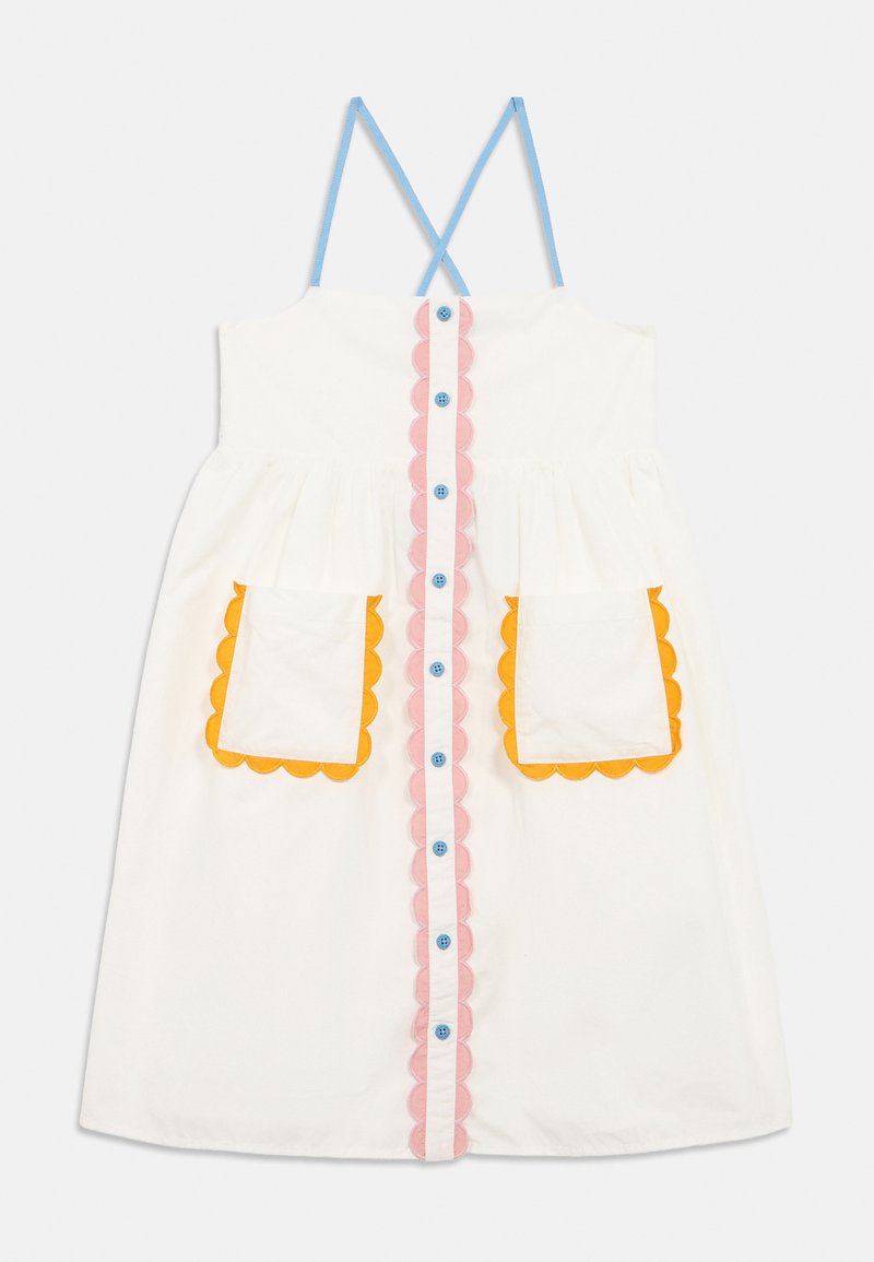 Λευκό αμάνικο φόρεμα με μπλε λεπτές τιράντες, ροζ διακοσμητική τρέσα με κυματιστό μοτίβο, κεντρικά κουμπιά και δύο πορτοκαλί διακοσμητικές τσέπες με κυματιστό μοτίβο.