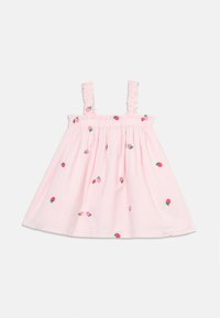 Svetlo roza oblekica za malčke z nagubanimi naramnicami in majhnimi vezenimi rdečimi in roza cvetličnimi vzorci razporejenimi po tkanini.