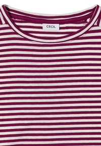 Gros plan sur l'encolure d'un t-shirt à rayures horizontales bordeaux et blanches avec une étiquette de marque "CECIL" cousue à l'intérieur du col.