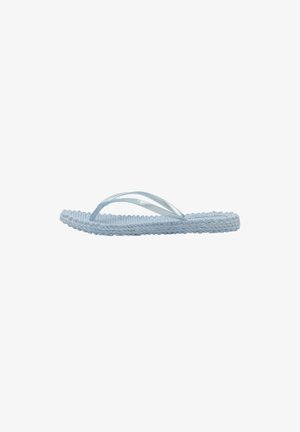 Lichtblauwe flip-flop met een geweven, textured zool en dunne bandjes. Platte vormgeving met een eenvoudige, minimalistische esthetiek.