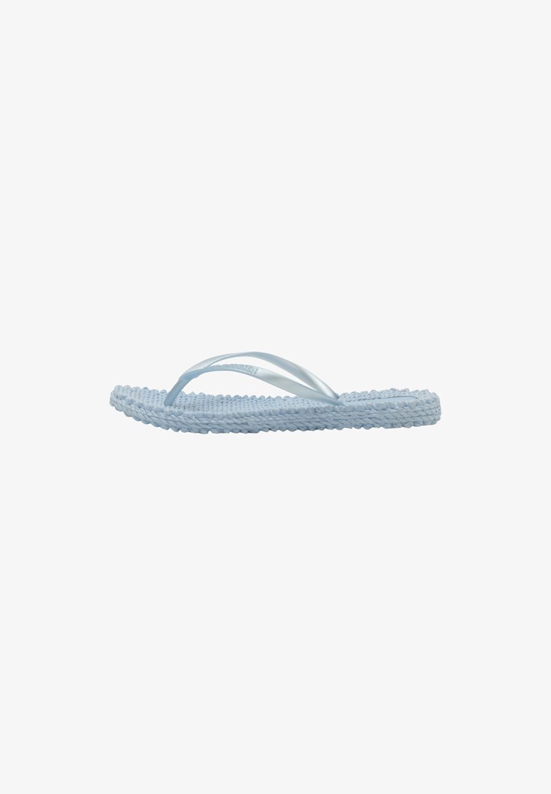 Tongs bleu clair avec semelle tissée texturée et fines lanières. Design plat avec une esthétique simple et minimaliste.