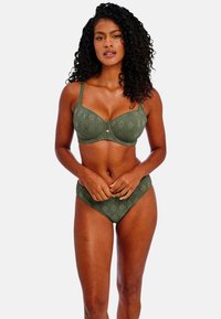 Olivově zelená podprsenka a odpovídající bikinové kalhotky s texturovaným geometrickým vzorem, které mají nastavitelná ramínka a dekorativní přední zdobení.