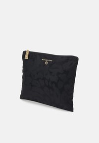 Mustikkakankainen vetoketjupussukka, jossa on hienovarainen eläinkuos. Kullattu Michael Kors -logo ja MK-embleemi keskittyneenä yläosaan.