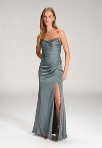 Satin-Abendkleid in Schiefergrau, schulterfrei mit geraffter Textur, mit einem seitlichen Schlitz und einem bestickten Saum am Ausschnitt.