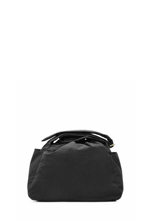 Czarna miękka torebka z tkaniny z złożonym wierzchem i widocznym złotym suwakiem, na białym tle.